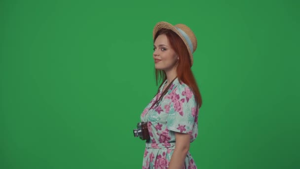 Resande Reklam Kreativt Koncept Kvinnlig Resenär Halmhatt Vänder Sig Mot — Stockvideo