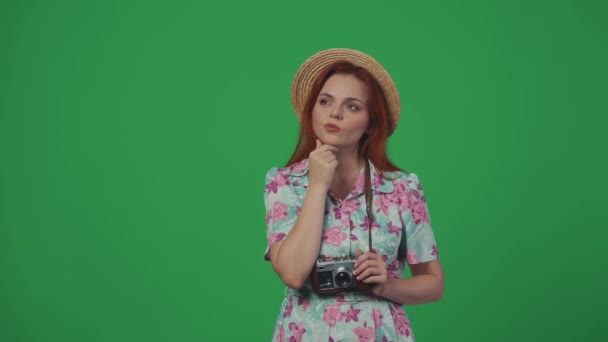 Concepto Creativo Publicidad Itinerante Mujer Con Sombrero Paja Sosteniendo Cámara — Vídeos de Stock