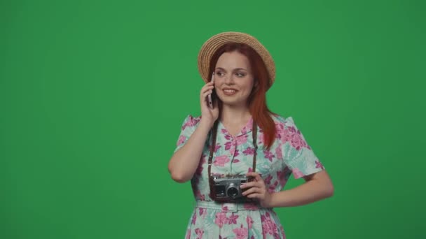 Viaggiare Concetto Creativo Pubblicità Donna Viaggiatrice Cappello Paglia Che Parla — Video Stock
