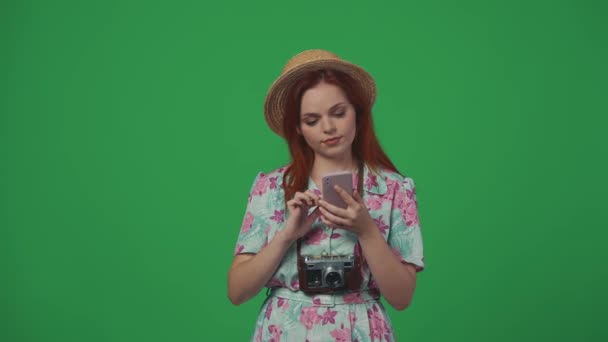 Cestování Reklama Kreativní Koncept Žena Cestovatel Slamáku Drží Smartphone Čtení — Stock video