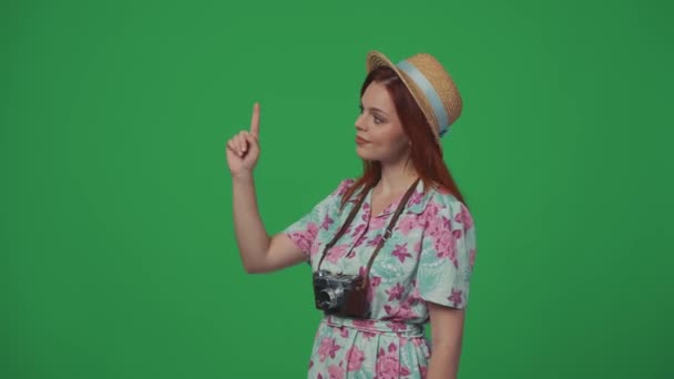Conceito Criativo Publicidade Itinerante Mulher Viajante Chapéu Palha Apontando Para — Vídeo de Stock