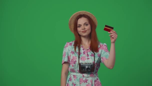 Conceito Criativo Publicidade Itinerante Mulher Viajante Chapéu Palha Segurando Cartão — Vídeo de Stock
