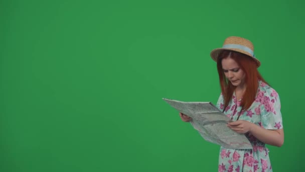 Podróżująca Koncepcja Kreatywnej Reklamy Kobieta Kapeluszu Wchodzi Ramkę Trzymając Papierową — Wideo stockowe