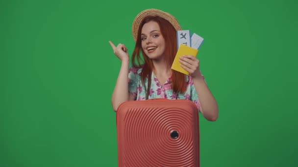 Podróżująca Koncepcja Kreatywnej Reklamy Kobieta Podróżująca Słomkowym Kapeluszu Trzymająca Bilety — Wideo stockowe