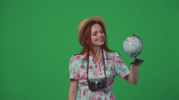 Viaggiare Concetto Creativo Pubblicità Donna Viaggiatrice Che Tiene Piccoli Globi — Video Stock