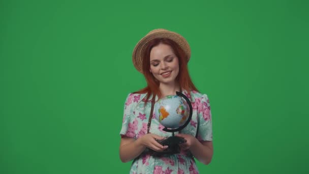 Conceito Criativo Publicidade Itinerante Mulher Viajante Segurando Pequeno Globo Gira — Vídeo de Stock