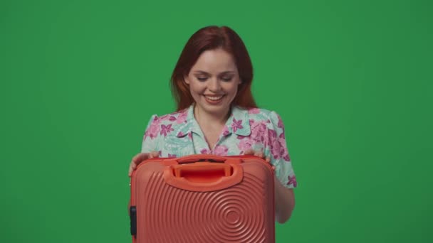 Conceito Criativo Publicidade Itinerante Mulher Viajante Tocando Abraçando Sua Mala — Vídeo de Stock
