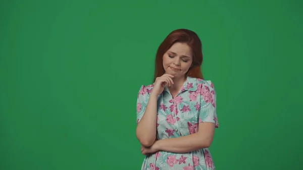 旅行広告クリエイティブコンセプト 女性はポーズを立てる服を着て旅行し 悲しくて退屈に見え 何かを考えます 緑の背景に孤立した — ストック写真