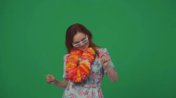 Podróżująca Koncepcja Kreatywnej Reklamy Kobieta Podróżnik Okularach Wieniec Kwiatowy Tańczy — Zdjęcie stockowe