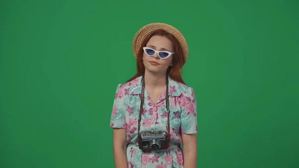 旅行広告クリエイティブコンセプト 散歩や観光に疲れているストローハットやメガネで旅行する女性 緑の背景に孤立した — ストック写真