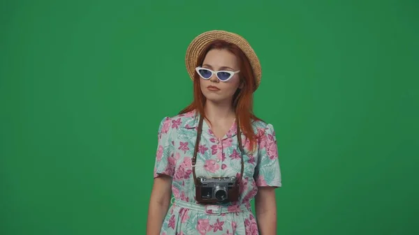 旅行广告创意的概念 戴草帽的女人站在镜头前 寻找某个人 专注的脸 被绿色背景隔离 — 图库照片