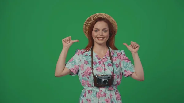 Gezici Reklam Yaratıcı Konsepti Hasır Şapkalı Kadın Gezgin Kameraya Gülümsüyor — Stok fotoğraf