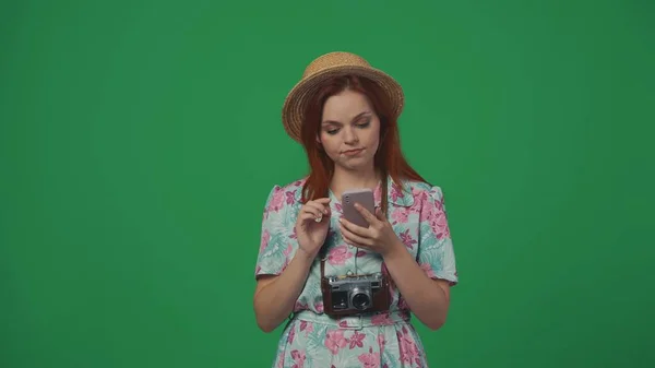 Cestování Reklama Kreativní Koncept Žena Cestovatel Slamáku Drží Smartphone Čtení — Stock fotografie