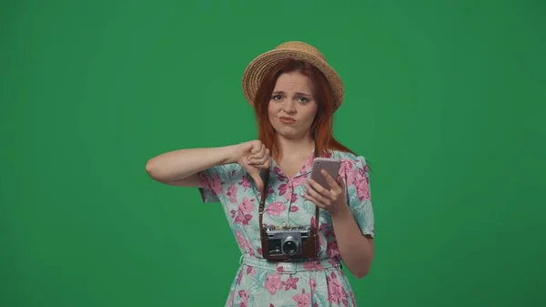 Cestování Reklama Kreativní Koncept Žena Cestovatel Slamáku Drží Smartphone Ukazuje — Stock fotografie