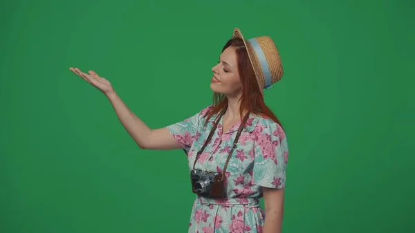 旅行广告创意的概念 女旅行家用手空旷的地方露出笑脸 插入广告的空间 被绿色背景隔离 — 图库照片