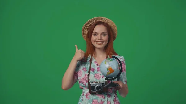Podróżująca Koncepcja Kreatywnej Reklamy Kobieta Podróżnik Słomkowym Kapeluszu Trzymając Mały — Zdjęcie stockowe
