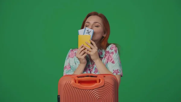 Gezici Reklam Yaratıcı Konsepti Elinde Bavuluyla Gezen Kadın Uçuş Biletleri — Stok fotoğraf