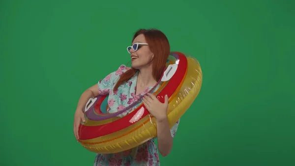 Conceito Criativo Publicidade Itinerante Mulher Viajante Vestido Com Anel Tubo — Fotografia de Stock