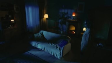Daire yaratıcı konseptinde korku filmi sahnesi. Hokey maskeli manyağın odada dolanıp kızı ararken güvenlik kamerasına baktığı ve elinde bıçak tuttuğu en iyi görüntü..