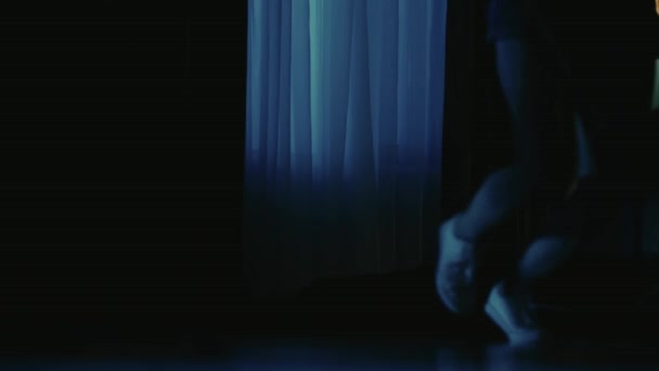 Skräckfilmsscenen Lägenheten Kreativa Koncept Närbild Skott Kvinnan Slå Mannen Golvet — Stockvideo