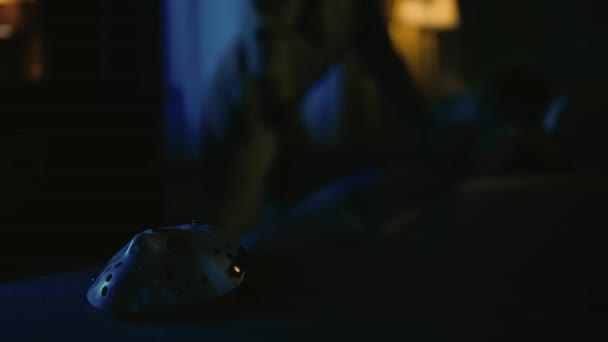 Cena Filme Terror Conceito Criativo Apartamento Closeup Tiro Foco Máscara — Vídeo de Stock