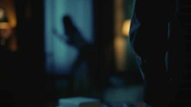 Skräckfilmsscenen Lägenheten Kreativa Koncept Fokusera Mannen Galningen Håller Kniv Handen — Stockvideo