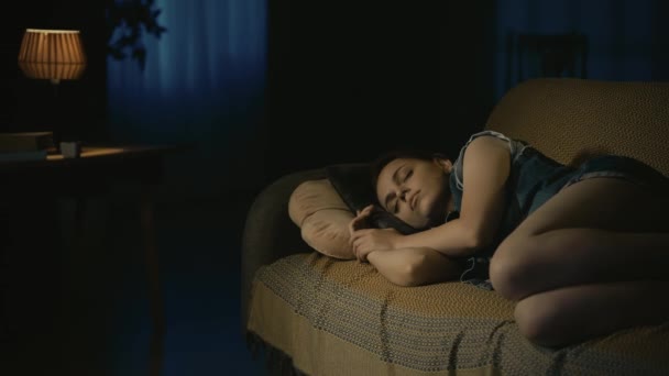 Scène Film Horreur Dans Appartement Concept Créatif Jeune Fille Endormie — Video