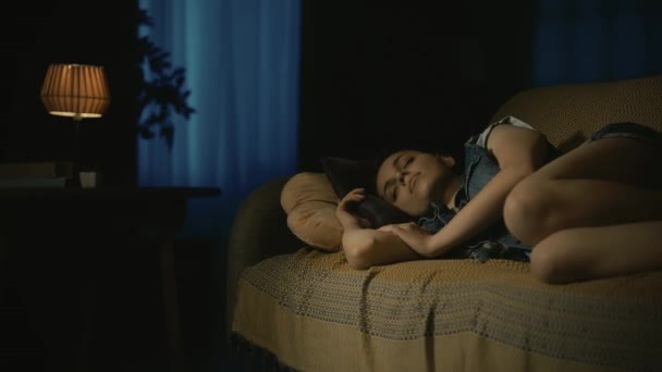 Cena Filme Terror Conceito Criativo Apartamento Menina Jovem Dormindo Sofá — Vídeo de Stock