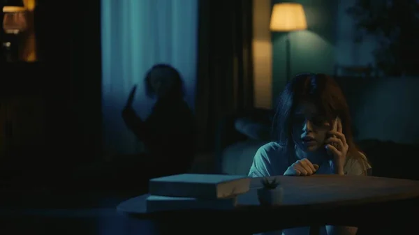Korku Filmi Sahnesi Cadılar Bayramı Reklam Konsepti Oturma Odasında Sehpanın — Stok fotoğraf