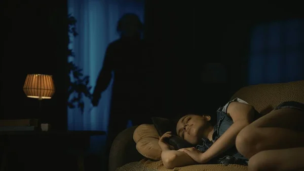Korku Filmi Sahnesi Cadılar Bayramı Reklam Konsepti Genç Bir Kız — Stok fotoğraf