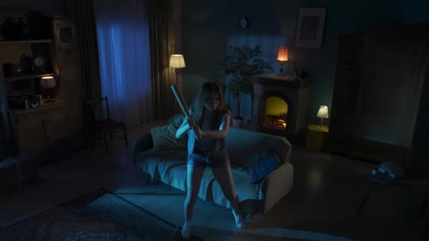 Horror Film Scene Lejligheden Kreative Koncept Pige Med Baseball Bat – Stock-video