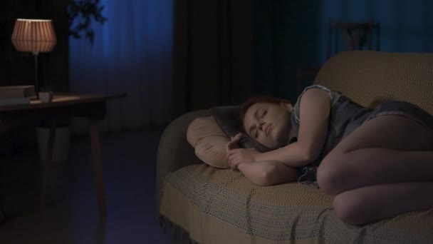 Escena Cine Terror Concepto Creativo Del Apartamento Chica Joven Durmiendo — Vídeos de Stock