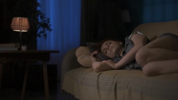 Cena Filme Terror Conceito Criativo Apartamento Menina Jovem Dormindo Sofá — Vídeo de Stock