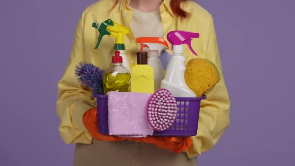 Reinigung Und Reinigung Kreatives Konzept Nahaufnahme Einer Frau Lässiger Kleidung — Stockvideo