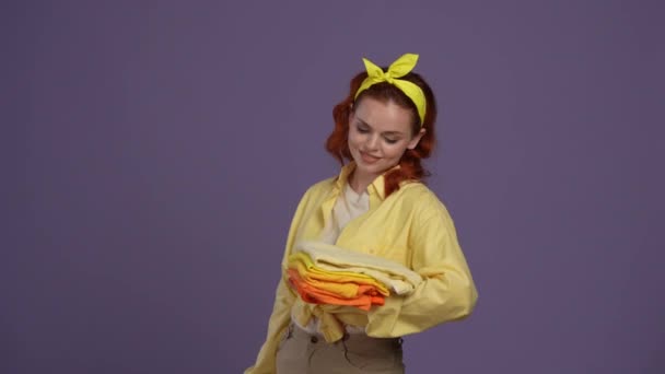 Limpieza Limpieza Concepto Creativo Mujer Con Ropa Casual Sosteniendo Plancha — Vídeos de Stock