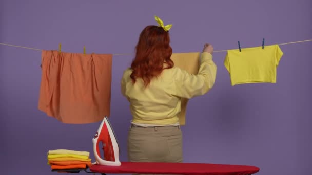 Sprzątanie Sprzątanie Kreatywnej Koncepcji Kobieta Luźnych Ubraniach Zdejmuje Pranie Linii — Wideo stockowe