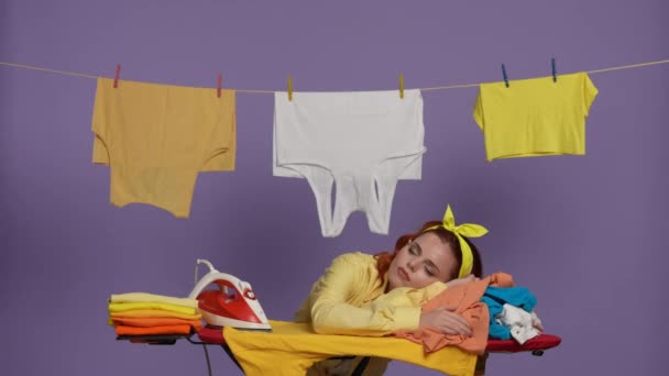 Limpeza Limpeza Conceito Criativo Mulher Roupas Casuais Dormindo Pilha Camisas — Vídeo de Stock