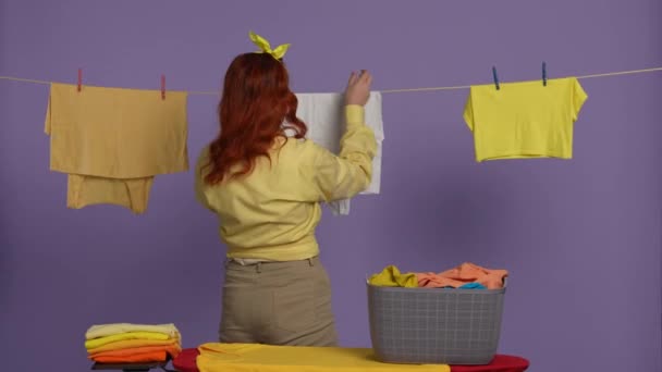 Nettoyage Entretien Concept Créatif Femme Vêtements Décontractés Debout Côté Planche — Video