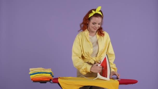 Städning Och Städning Kreativt Koncept Kvinna Avslappnade Kläder Och Pannband — Stockvideo