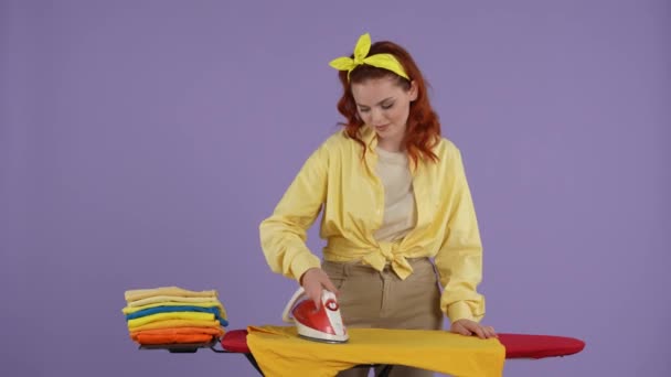 Limpieza Limpieza Concepto Creativo Mujer Ropa Casual Camisas Planchar Diadema — Vídeo de stock