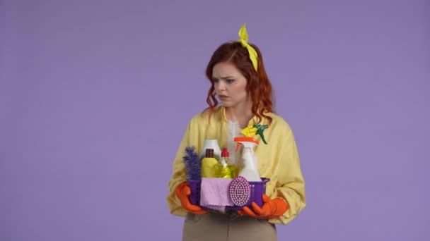 Städning Och Städning Kreativt Koncept Kvinna Casual Kläder Och Gummihandskar — Stockvideo