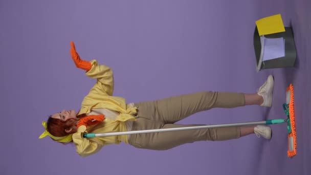 Pulizia Pulizia Concetto Creativo Donna Abbigliamento Casual Guanti Gomma Sorridente — Video Stock