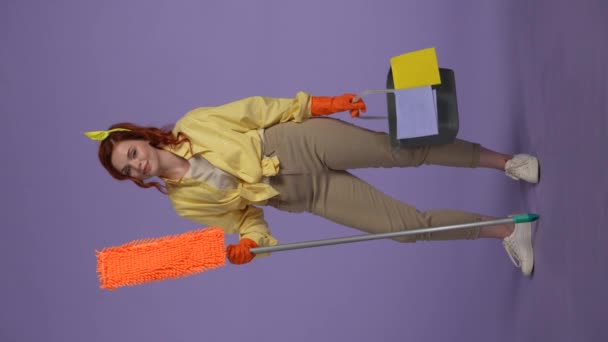 Sprzątanie Sprzątanie Kreatywnej Koncepcji Kobieta Luźnej Odzieży Gumowych Rękawiczkach Uśmiechem — Wideo stockowe