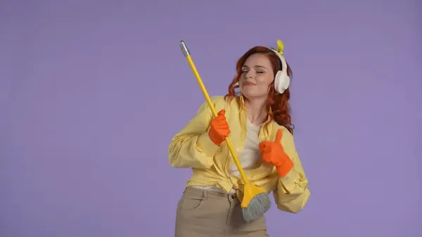 Todos Dias Limpeza Limpeza Conceito Mulher Roupas Casuais Luvas Borracha — Fotografia de Stock