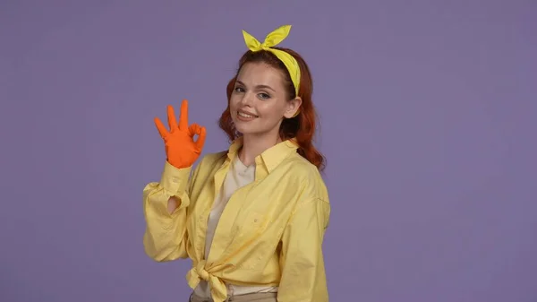 Everyday Cleaning Housekeeping Concept Woman Casual Clothing Rubber Gloves Showing — Stock Photo, Image