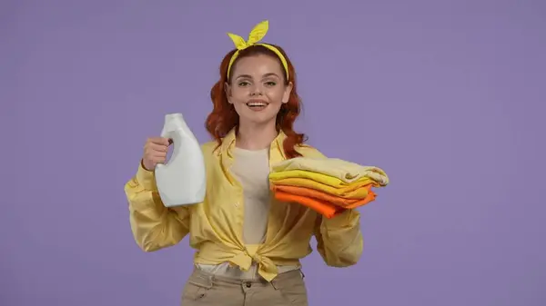 Todos Dias Limpeza Limpeza Conceito Mulher Roupas Casuais Segurando Pilha — Fotografia de Stock