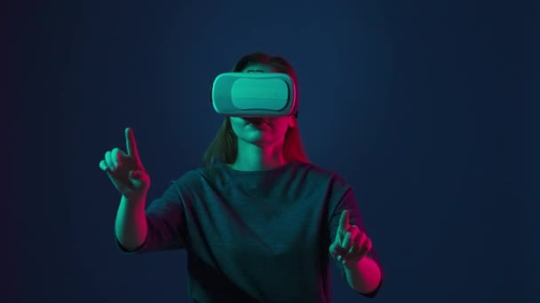 Молода Жінка Віртуальних Окулярах Прокручує Невидимий Екран Пальцем Рукою Жінки — стокове відео