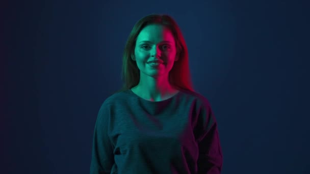 Porträtt Ung Rödhårig Kvinna Ateljé Med Blå Bakgrund Rosa Och — Stockvideo