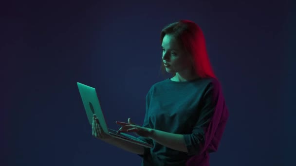 Женщина Работает Ноутбуке Печатает Текст Сообщения Общается Показывает Большой Палец — стоковое видео
