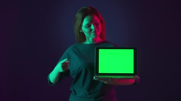 Kvinna Pekar Pekfingret Grön Laptop Och Visar Tummen Upp Porträtt — Stockvideo